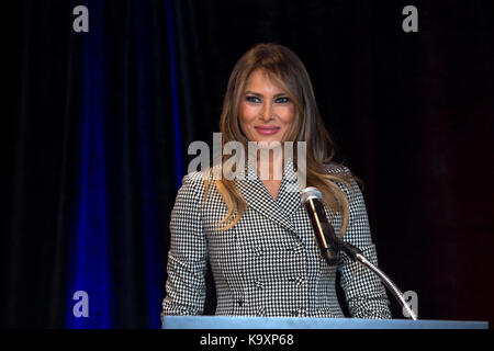 First Lady Melania Trump reagiert auf Beifall während Ihrer Rede zu uns Team Familien und Wettbewerber im Jahr 2017 Invictus Spiele in Toronto, Kanada Stockfoto