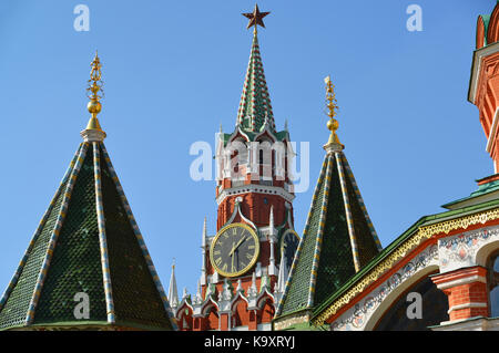 Spasski Turm und Kuppeln der Basilius-kathedrale in Moskau, Russland. Stockfoto
