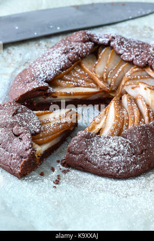 Schokolade Galette mit Birnen Stockfoto