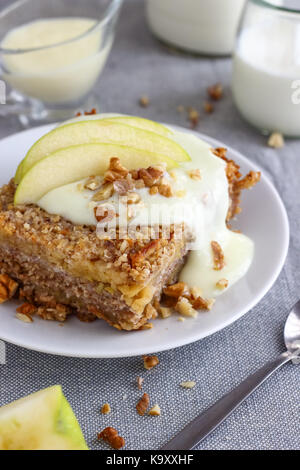 Frühstück Haferflocken Backen mit Äpfeln Stockfoto