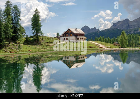 Die Dolomiten, Norditalien. Auf der Alta Via 1 Wanderweg, der Berg Pension Rifugio Croda da Lago ist im Wasser des Sees spiegeln Stockfoto