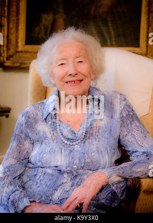 Dame Vera Lynn fotografiert an ihrem Haus in East Sussex, UK. Stockfoto