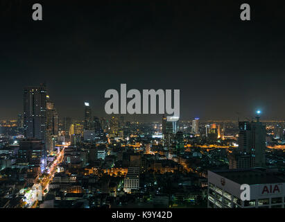 Moderne Gebäude in Silom Gegend im Zentrum von Bangkok bei Nacht Stockfoto