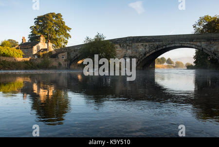 Atemberaubende nebligen Herbstmorgen in Bolton Brücke in der Nähe von Bolton Abbey, North Yorkshire Stockfoto