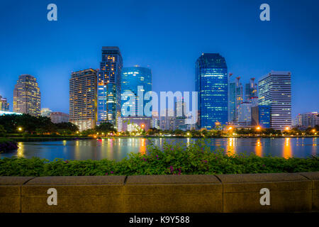 Bangkok, Thailand - 13. September 2015: Landschaft der Stadt Bangkok in der Nacht. Erfassen von benjakitti Park in Bangkok. Dieser Ort ist sehr beliebten t Stockfoto