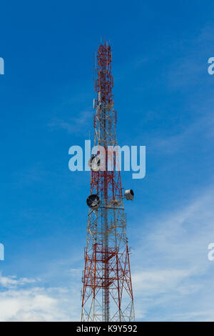 Telekommunikation Antenne Tower für Radio Fernsehen und Telefonie mit schönen blauen Himmel. Stockfoto