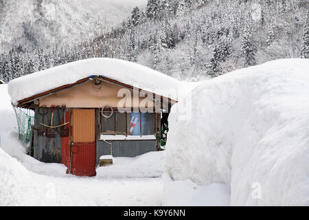 Historische Dörfer von Shirakawa-Go und Gokayama, Japan. Winter in Shirakawa-Go, Japan. Traditionellen Stil Hütten in Gassho-Zukuri Dorf, Shirakawago und Stockfoto