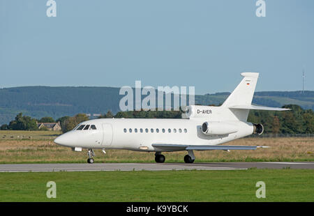 Dassault 900ex Business tri vierstrahligen Jet am Flughafen Inverness in den schottischen Highlands ankommt. Stockfoto