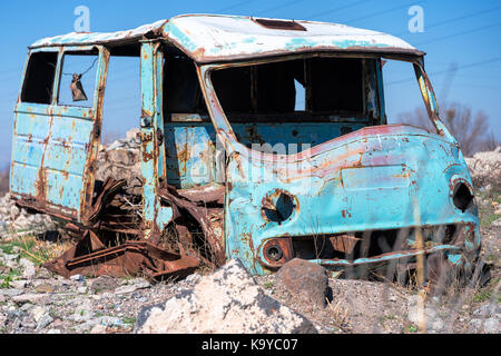 Rostige, Alte und verlassene Sowjetischen van, die in der Einöde in ländlichen Südlichen Armenien Ararat Provinz am 4. April 2017. Stockfoto