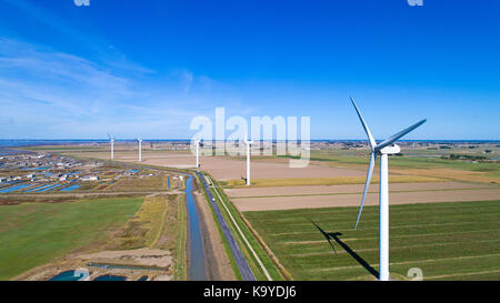 Luftaufnahmen von Windenergieanlagen in einem Feld in der Nähe von Bouin, Vendee Stockfoto