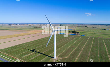 Luftaufnahmen von Windenergieanlagen in einem Feld in der Nähe von Bouin, Vendee Stockfoto