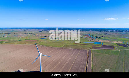 Luftaufnahmen von Windenergieanlagen in einem Feld in der Nähe von Bouin, Vendee Stockfoto