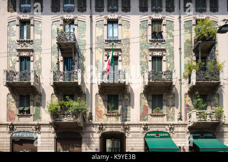 Die Casa Galimberti, einem Stil Liberty (Jugendstil) Mehrfamilienhaus in Mailand von c. 1900 von Giovanni Battista Bossi, mit bunten keramische Fassade. Stockfoto