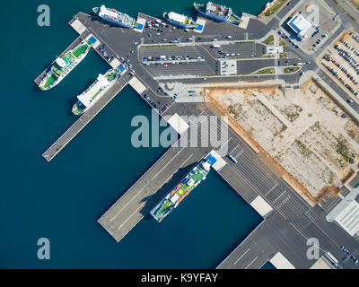 Zadar, Kroatien - 20. Juli 2016: Luftaufnahme von Jadrolinija Fähren. Stockfoto