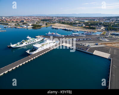 Zadar, Kroatien - 20. Juli 2016: Luftaufnahme von Jadrolinija Fähren. Stockfoto