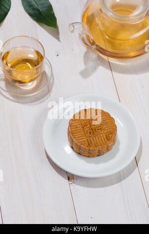 Retro-Vintage-Stil Chinesisch Mitte Herbst Festival Lebensmittel. Traditionelle Mooncakes am gedeckten Tisch Stockfoto