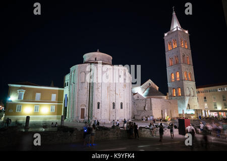 Zadar, Kroatien - 19. Juli 2016: Nacht Blick auf die Kirche St. Donatus in der alten Stadt. Stockfoto