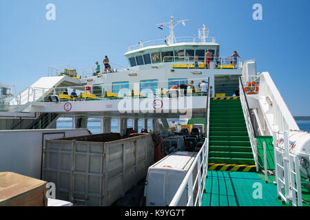 Zadar, Kroatien - 20. Juli 2016: Auf der Fähre - der Weg zum Brbinj Stockfoto