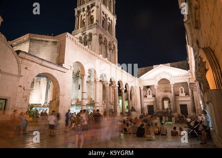 Split, Kroatien - 20. Juli 2016: eine Menge Leute in der Säulenhalle in der Diokletian Palast Stockfoto