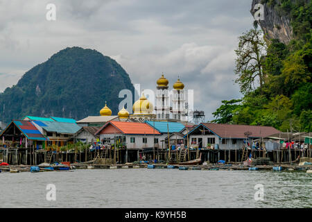 Ko Panyi ist ein schwimmendes muslimische Dorf, nordöstlich von Phuket, Thailand. Fischerdorf in der Provinz Phang Nga, die von indonesischen Fischern erbaut. Stockfoto