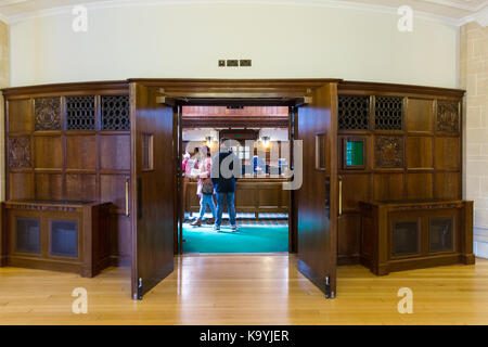 Eingang zum Hof 1 Gerichtssaal, die Leute, die auf der London Open House Wochenende, die Britische Supreme Court, Westminster, London, England, Großbritannien Stockfoto