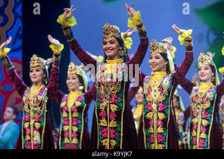 Leistung der Uzbekiston und Navbakhor Lied und Tanz Ensemble Darsteller auf der Bühne des Kremlin Palace während der Tage der Usbekischen Kultur in Mos Stockfoto