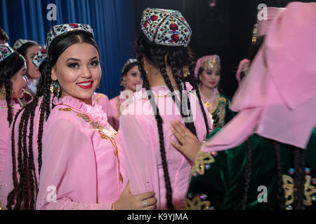 Leistung der Uzbekiston und Navbakhor Lied und Tanz Ensemble Darsteller auf der Bühne des Kremlin Palace während der Tage der Usbekischen Kultur in Mos Stockfoto