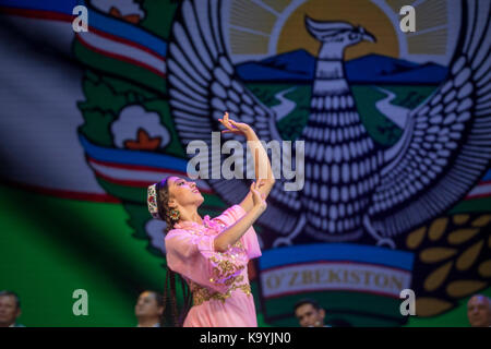 Leistung der Uzbekiston und Navbakhor Lied und Tanz Ensemble Darsteller auf der Bühne des Kremlin Palace während der Tage der Usbekischen Kultur in Mos Stockfoto