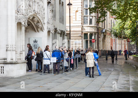 Am Open House Wochenende in Westminster, London, England, Großbritannien, stehen vor dem Obersten Gerichtshof der Vereinigten Königreich Schlange Stockfoto