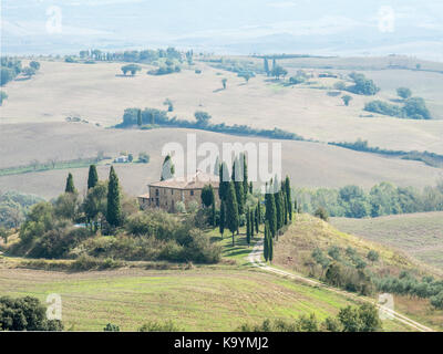 Schöne ländliche Landschaft des Val d'Orcia in der Nähe von Siena in der Toskana, Italien. Stockfoto