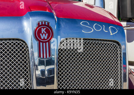 Indianapolis - ca. September 2017: Kühlergrill und Logo einer verkauft Kenworth Big Rig Semi Traktor Anhänger. Kenworth ist eine Abteilung von PACCAR II. Stockfoto