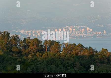 Blick auf Rijeka Stadt vom Ucka Naturpark Stockfoto