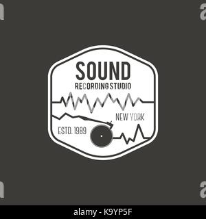 Sound Recording Studio vektor Label, Abzeichen, Emblem logo mit Musikinstrument. Vektor Illustration auf dunklem Hintergrund isoliert Stock Vektor