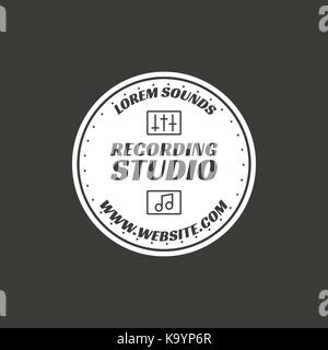 Recording Studio vektor Label, Abzeichen, Emblem logo mit Musikinstrument. Vektor Illustration auf dunklem Hintergrund. Schwarzweiß-Design Stock Vektor