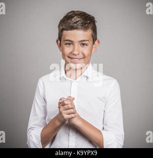 Closeup Portrait junger Mann, gutaussehend Student mit gefalteten Händen dankbar, dankbar Geste auf Sie suchen Kamera isoliert grauen Hintergrund. Positi Stockfoto