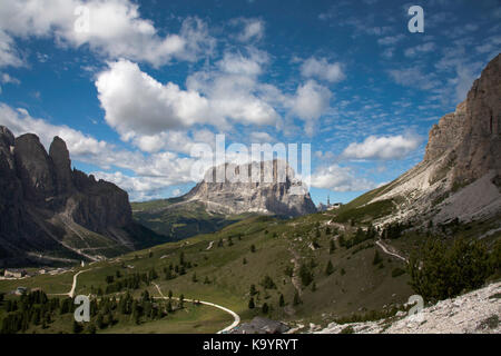 Wolke über dem Langkofel oder Langkofel über dem Grodental Wolkenstein Gröden Dolomiten Südtirol Italien steigende vorbei Stockfoto