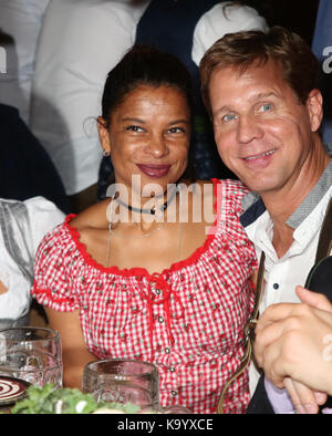 München, Deutschland. 23 Sep, 2017. Einige Berühmtheiten kamen zu den Kaeferzelt an Tag 8 des Oktoberfestes. Credit: Alexander Pohl/Pacific Press/Alamy leben Nachrichten Stockfoto