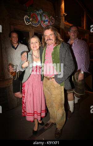 München, Deutschland. 23 Sep, 2017. Einige Berühmtheiten kamen zu den Kaeferzelt an Tag 8 des Oktoberfestes. Credit: Alexander Pohl/Pacific Press/Alamy leben Nachrichten Stockfoto