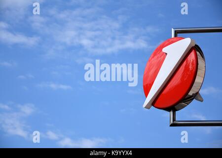 Wien, Österreich - 6. Mai: UniCredit Group Banking Company Logo auf Zweig Gebäude am 6. Mai 2012 in Wien, Österreich. UniCredit hat ein Aktionär genannt Stockfoto