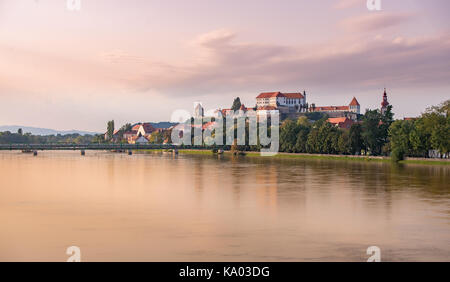 Ptuj, Slowenien, Panorama-aufnahme der ältesten Stadt in Slowenien mit einer Burg mit Blick auf die Altstadt von einem Hügel und der Drau unter Stockfoto