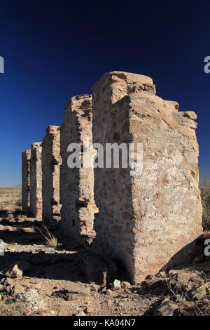 Zahlreiche Ruinen der alten militärischen Strukturen finden Sie auf dem Gelände des historischen Fort Craig, im US-Bundesstaat New Mexico verstreut werden Stockfoto