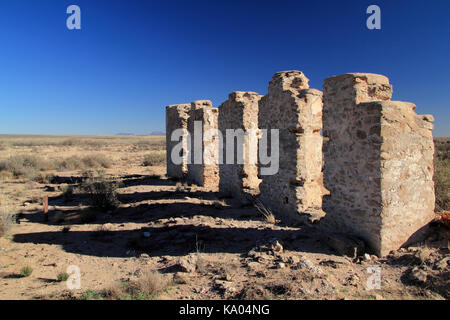 Zahlreiche Ruinen der alten militärischen Strukturen finden Sie auf dem Gelände des historischen Fort Craig, im US-Bundesstaat New Mexico verstreut werden Stockfoto