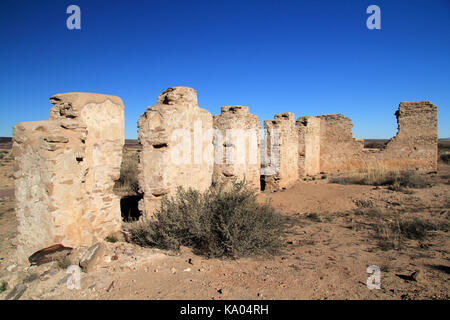 Zahlreiche Ruinen der alten militärischen Strukturen finden Sie auf dem Gelände des historischen Fort Craig, im US-Bundesstaat New Mexico verstreut werden Stockfoto