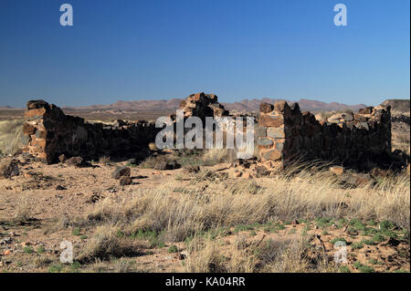 Zahlreiche Ruinen der alten militärischen Strukturen finden Sie auf dem Gelände des historischen Fort Craig, im US-Bundesstaat New Mexico verstreut werden Stockfoto