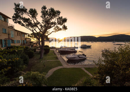 PORTO-VECCHIO, Korsika - 17. SEPTEMBER 2017: Sonne geht am 17. September 2017 über angelegte Boote im Hafen von Hotel Le Goeland in Porto-Vecchio, Stockfoto