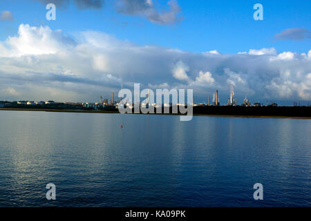 Raffinerie in Fawley, EINEM DER GRÖSSTEN IN GROSSBRITANNIEN. Stockfoto