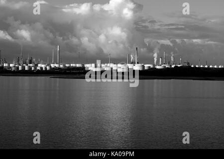 Raffinerie in Fawley, EINEM DER GRÖSSTEN IN GROSSBRITANNIEN. Stockfoto