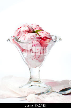 Obst Eis mit Beeren in einer Schale auf Weiß Stockfoto