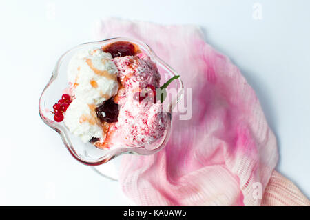 Berry Obst Eis in einem Becher om weißer Tisch Stockfoto