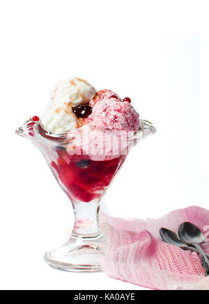 Obst Eis mit Beeren in einer Schale auf Weiß Stockfoto